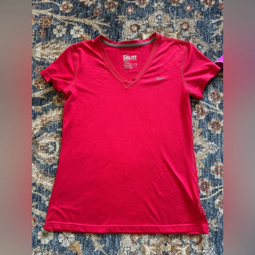 Nike dri fit regular fit v neck short sleeve tops lot of 2